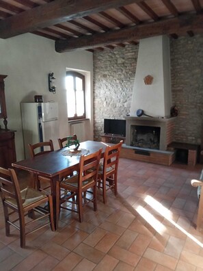 Fireplace - Nice Apartment With Pool and Beautiful Garden (Montone)
