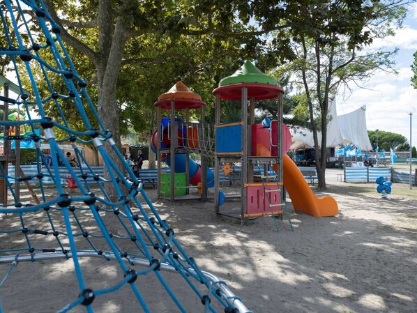 Children's area - Modern Detached Chalet With Terrace Near the Beach (Cesenatico)