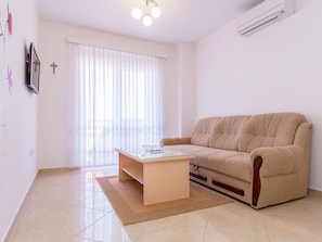 Comfort Apartment, 2 Bedrooms | Living room - Tasteful Apartment in Medulin With Private Balcony (Medulin)