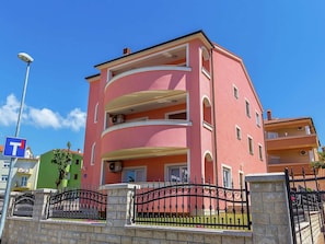 Classic Apartment, 3 Bedrooms | Exterior - Tasteful Apartment in Medulin With Private Balcony (Medulin)