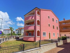 Classic Apartment, 3 Bedrooms | Garden - Tasteful Apartment in Medulin With Private Balcony (Medulin)