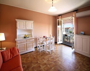 Comfort Apartment, 2 Bedrooms | Living room