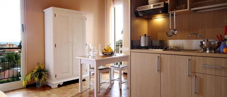 Comfort-lejlighed - 2 soveværelser | Privat køkken | Køleskab, mikrobølgeovn, højstol