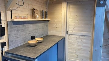 Klassieke tent, 2 slaapkamers | Privékeuken | Een koelkast