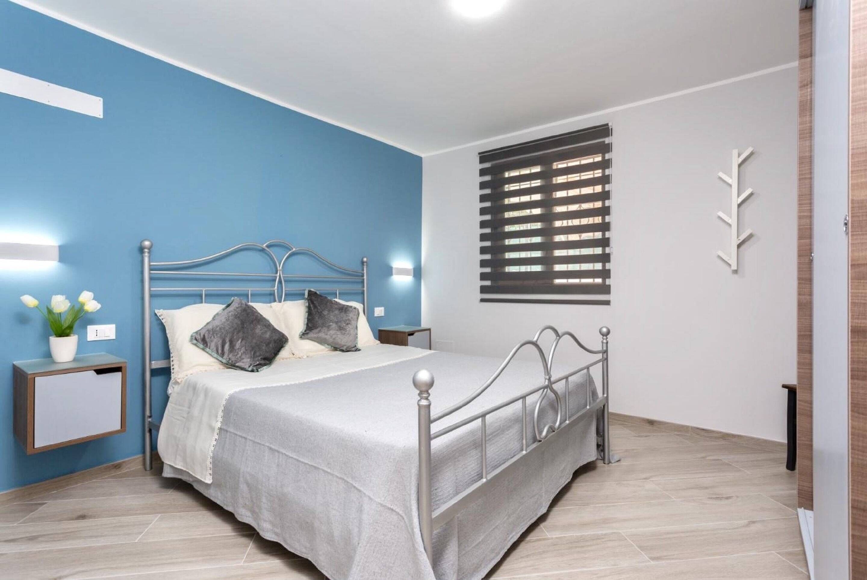 8 habitaciones, muebles diferentes y tabla de planchar con plancha 