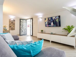 Comfort House, 4 Bedrooms | Living room