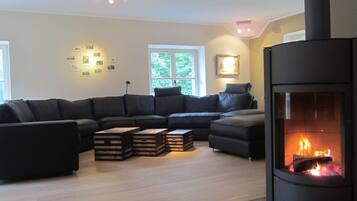 Classic House, 6 Bedrooms | Living room | DVD player