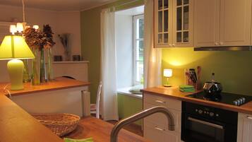Classic House, 6 Bedrooms | Private kitchen | Fridge, microwave, oven, stovetop