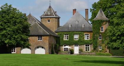 Delightful Castle in Bastogne With Bubble Bath