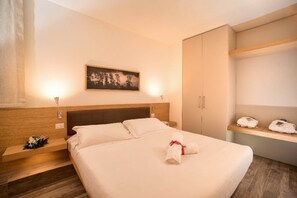 2 dormitorios, mobiliario individual, ropa de cama