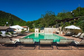 Una piscina cubierta, una piscina al aire libre