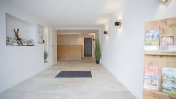 Classic Apartment, 2 Bedrooms | Lobi