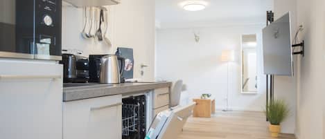 Lemari es, microwave, oven, dan mesin pencuci piring