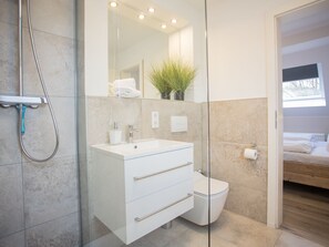 Classic Apartment, 2 Bedrooms | Bathroom | Shower - Modern Flat in Neuastenberg With Balcony (Winterberg)