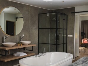Classic Cottage, 1 Bedroom | Bathroom