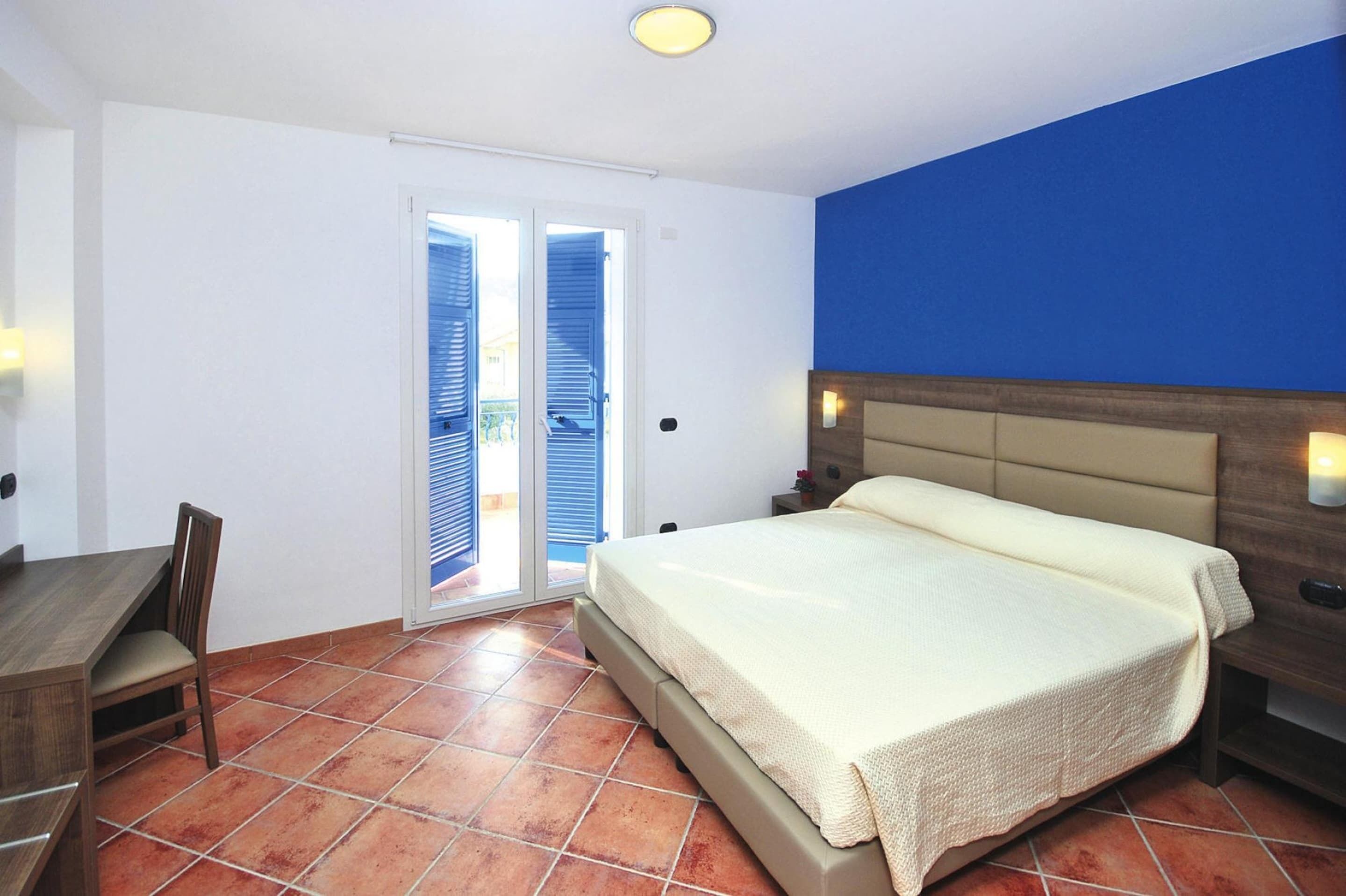 6 bedrooms, individually furnished