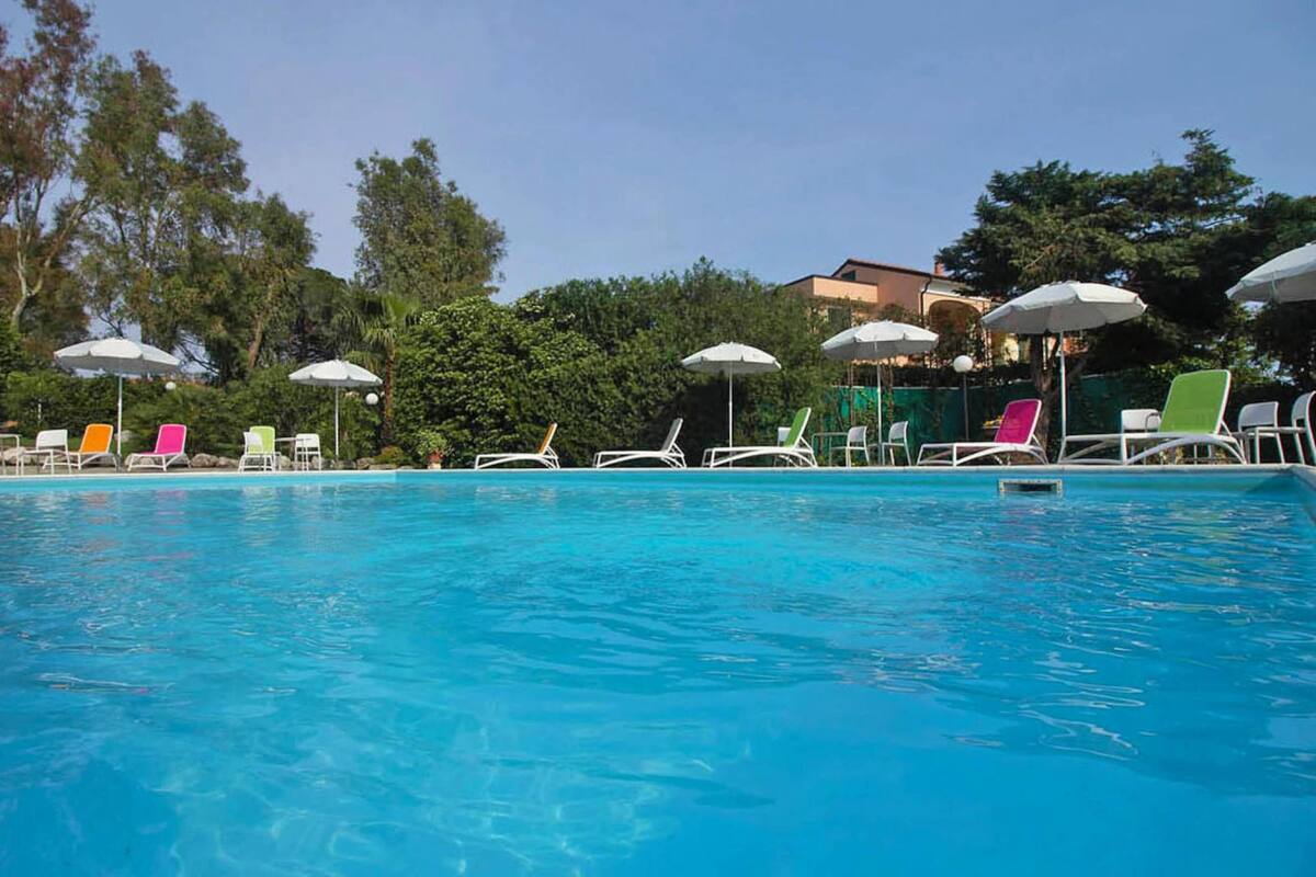 Una piscina al aire libre