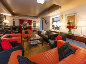 Classic House, Multiple Bedrooms | Living room | Fireplace, DVD player