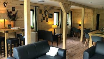 Casa clássico, vários quartos | Sala de estar | Lareira, DVD player