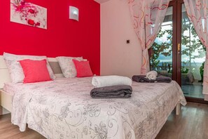 7 bedrooms, individually furnished, bed sheets