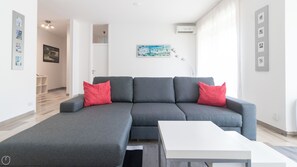 Apartment (2 Bedrooms) | Wohnbereich | 55-Zoll-Fernseher mit Kabelempfang