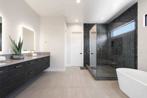 Dusche, Haartrockner, Handtücher, Shampoo