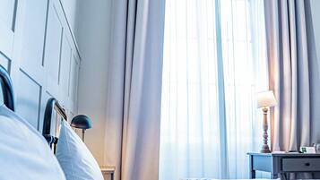 Desk, laptop workspace, soundproofing, free WiFi