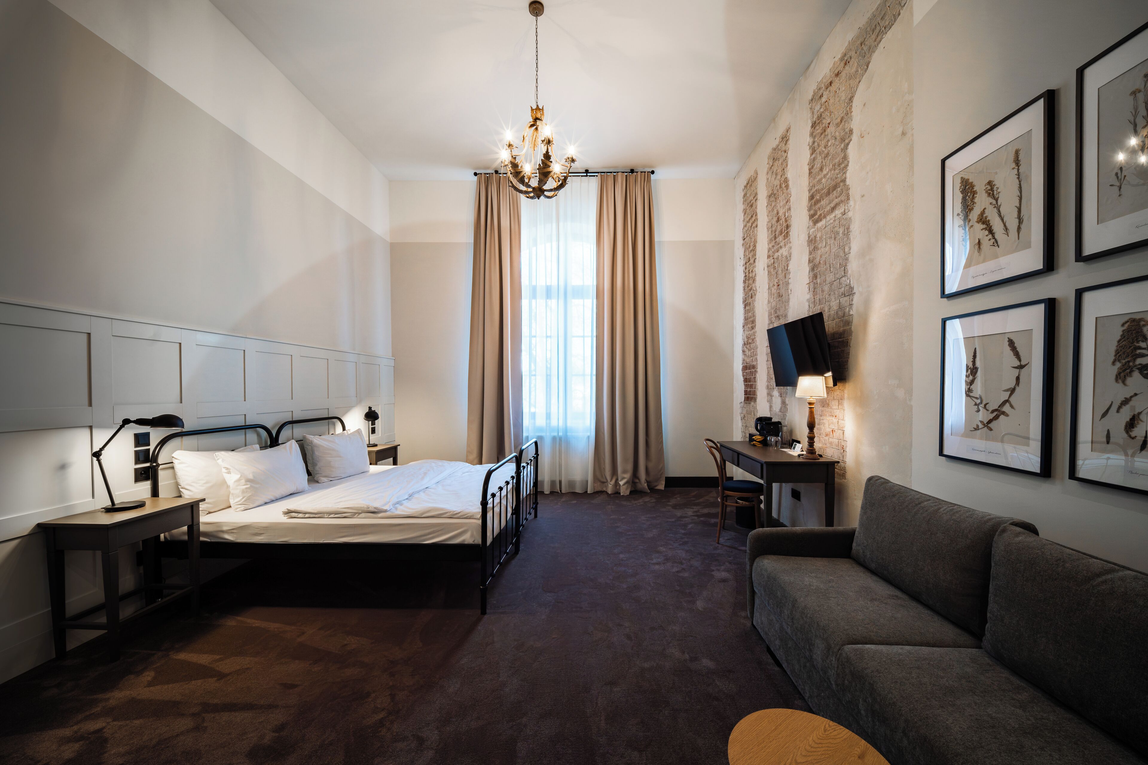Comfort Double Room, 1 Queen Bed | In-room safe, desk, laptop workspace, soundproofing