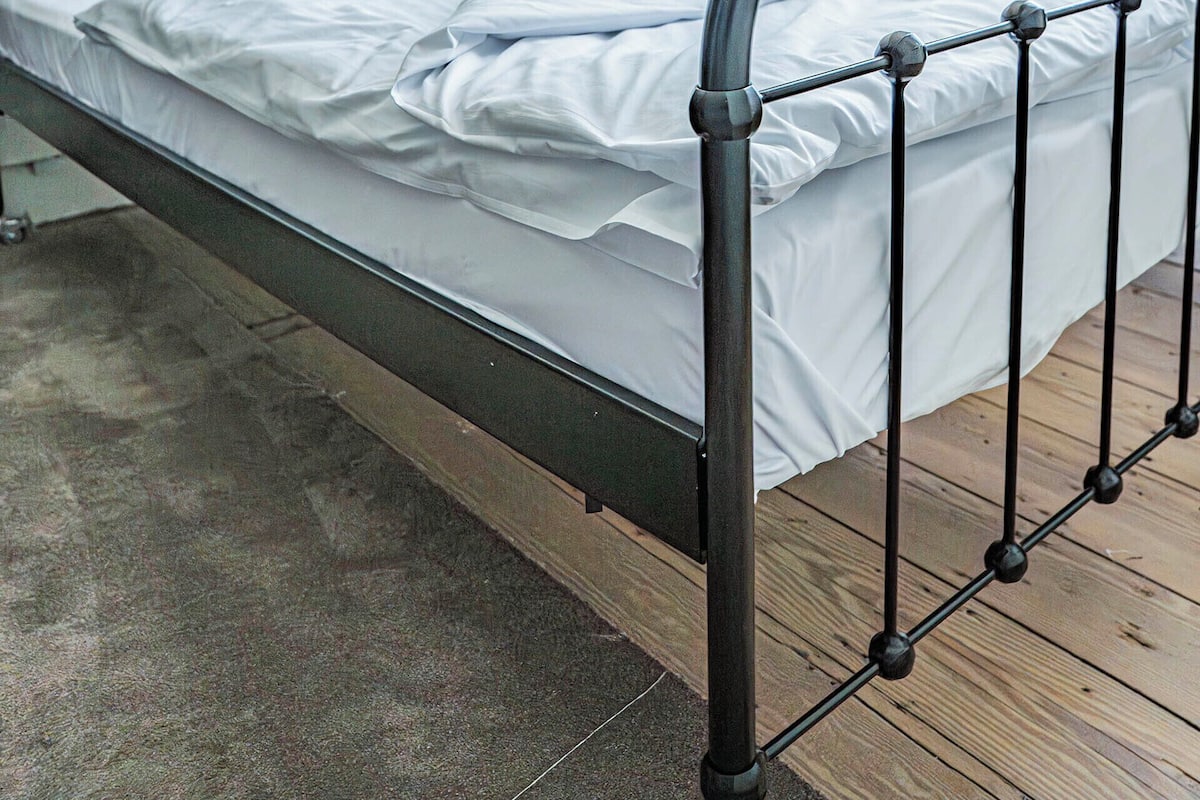 1 bedroom, desk, laptop workspace, soundproofing