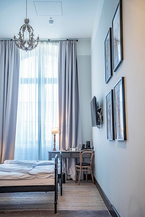 In-room safe, desk, laptop workspace, soundproofing - ARCHE KLASZTOR WROCŁAW (Wroclaw)