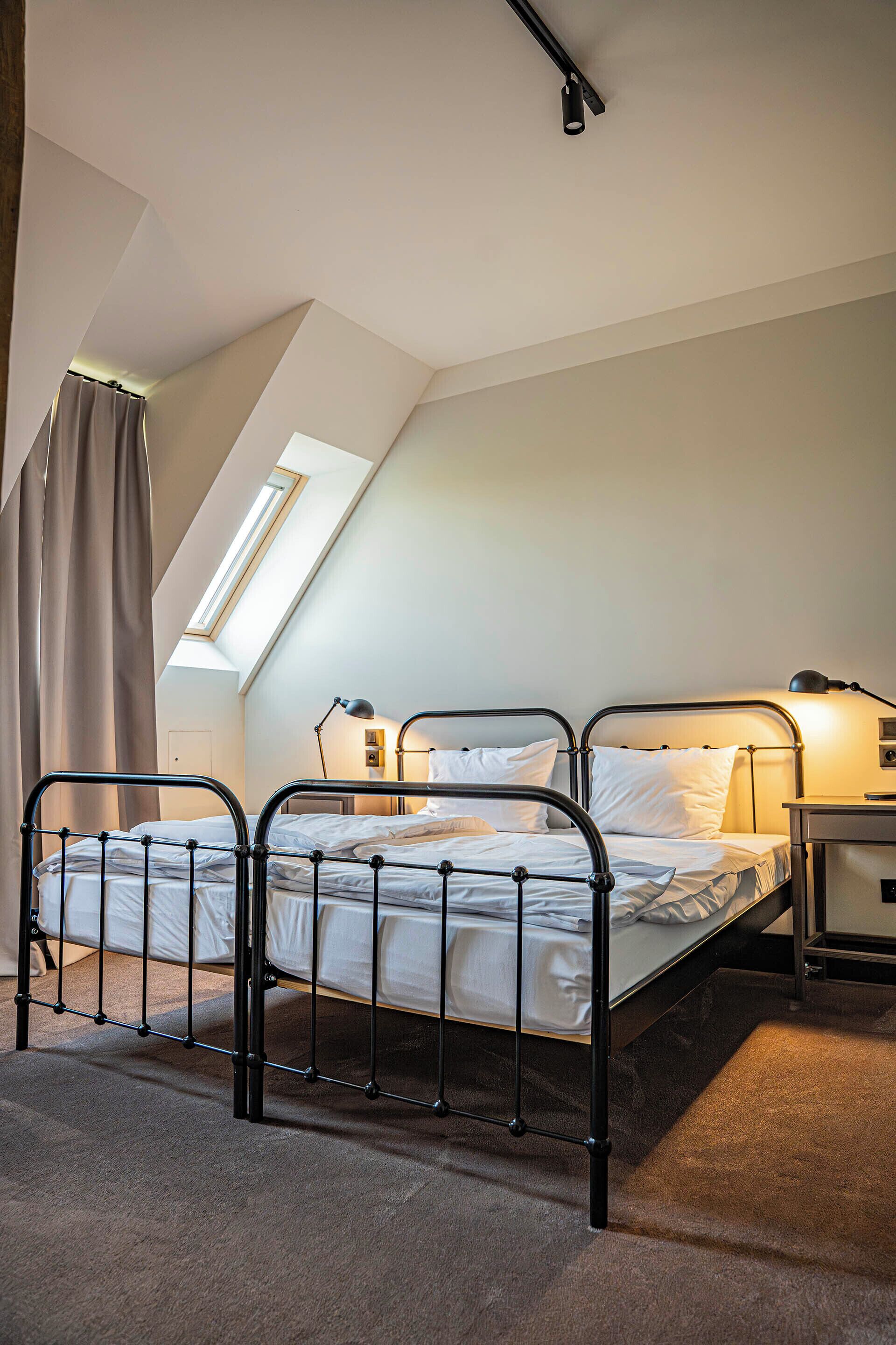 Skrivebord, skrivebord for bærbar PC, lydisolert og wi-fi (inkludert)