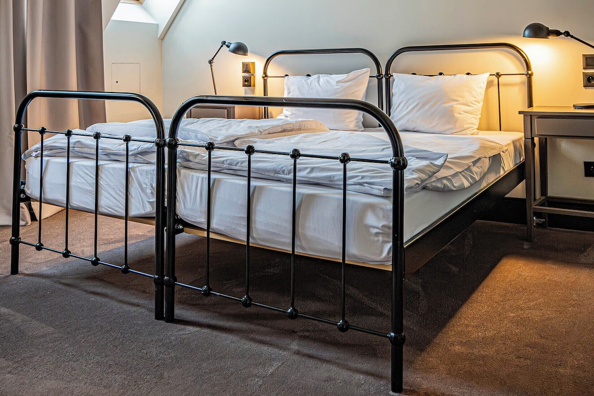 1 bedroom, desk, laptop workspace, soundproofing