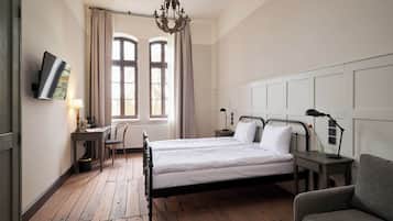 Escritorio y espacio para trabajar con un portátil