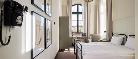 Economy Double or Twin Room | 1 bedroom, desk, laptop workspace, soundproofing