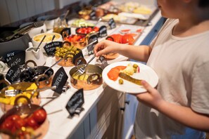 Daily buffet breakfast (PLN 80 per person)