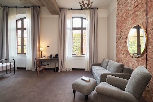 Studio | Desk, laptop workspace, soundproofing, free WiFi