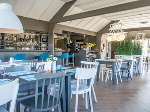 Stuga Comfort - 2 sovrum | Bar (på boendet)