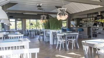 Classic Chalet, 2 Bedrooms | Bar (on property)