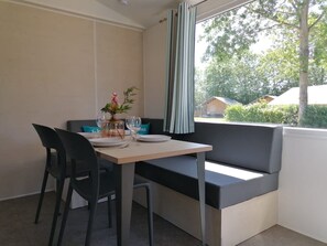 デラックス シャレー 2 ベッドルーム | リビングルーム