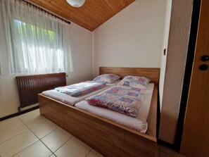 Comfort House, 2 Bedrooms | 5 bedrooms, individually furnished - Wooden Bungalow With a Terrace, in a Wooded Area (Ronshausen)