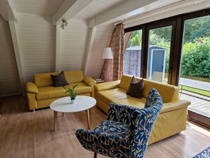 Deluxe House, 2 Bedrooms | Living room - Wooden Bungalow With a Terrace, in a Wooded Area (Ronshausen)