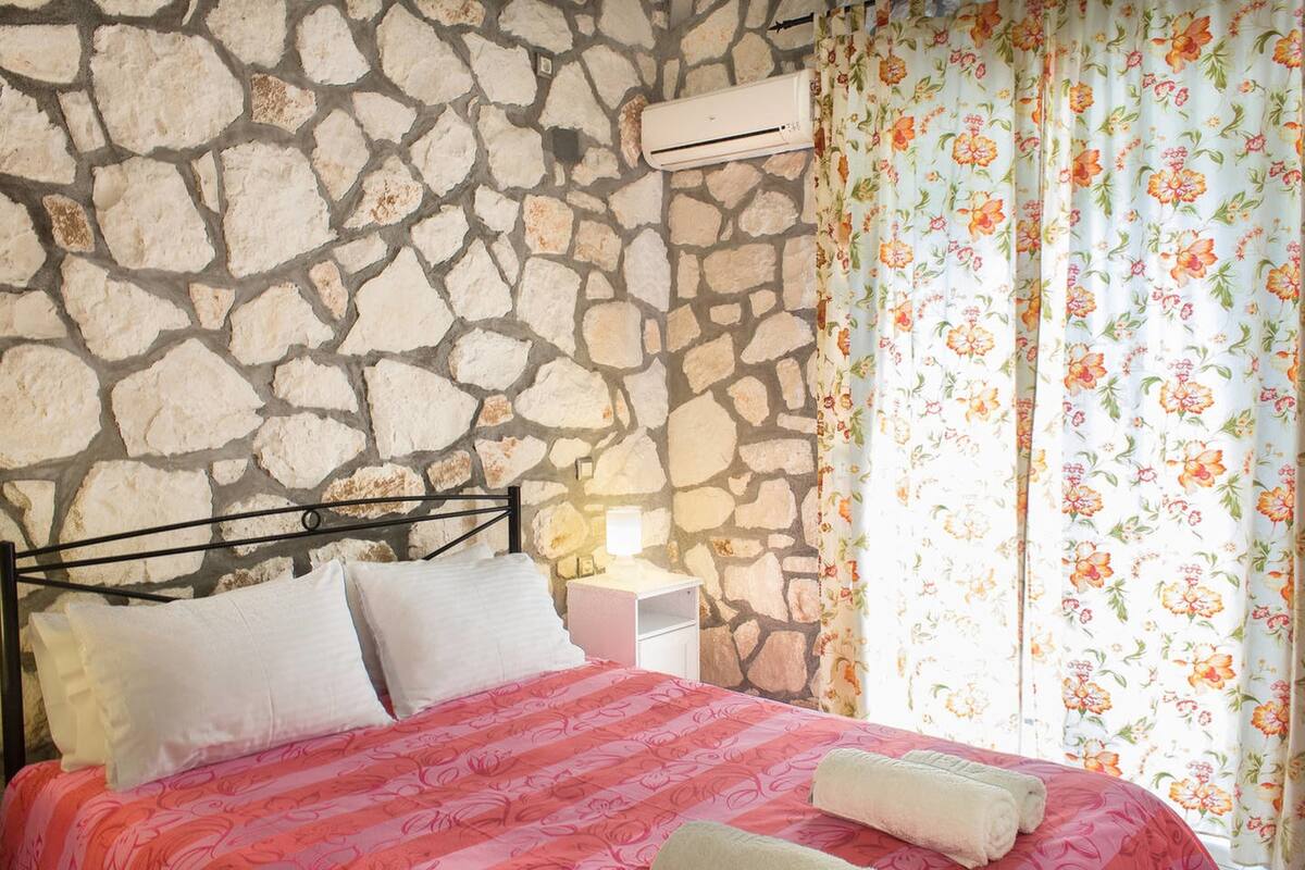 4 bedrooms, individually furnished, iron/ironing board, bed sheets