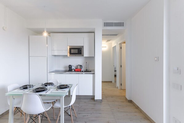 Classic Apartment, 3 Bedrooms | Private kitchen | Fridge, microwave, dishwasher, coffee/tea maker - Residence Capo Falcone, Stintino (Stintino)