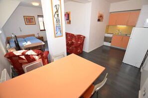 Departamento Confort, 2 habitaciones | Sala de estar | Reproductor de DVD 