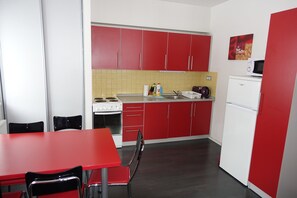 Classic Apartment, 2 Bedrooms | Dining