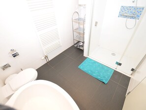 Appartement Confort, 2 chambres | Salle de bain | Douche