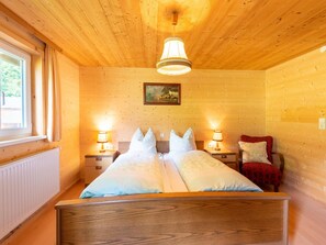 11 Schlafzimmer, individuell eingerichtet, Bettwäsche