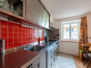 Klassiek huis, meerdere slaapkamers | Privékeuken | Een koelkast, een magnetron, een oven, een vaatwasser