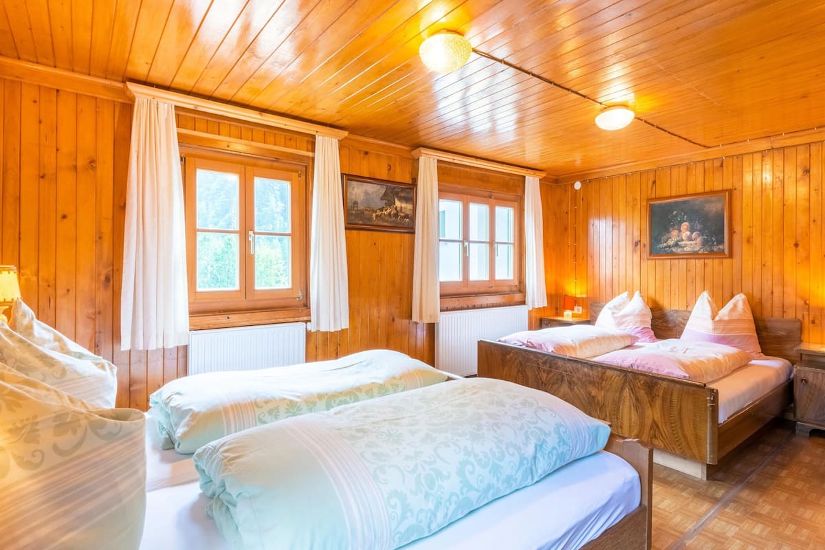 Maison classique, plusieurs chambres | 11 chambres, ameublement unique, literie fournie