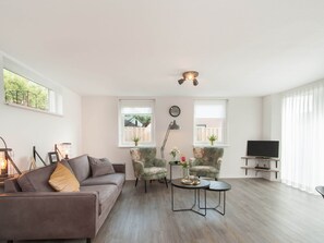 Comfort House, 3 Bedrooms | Living room | DVD player